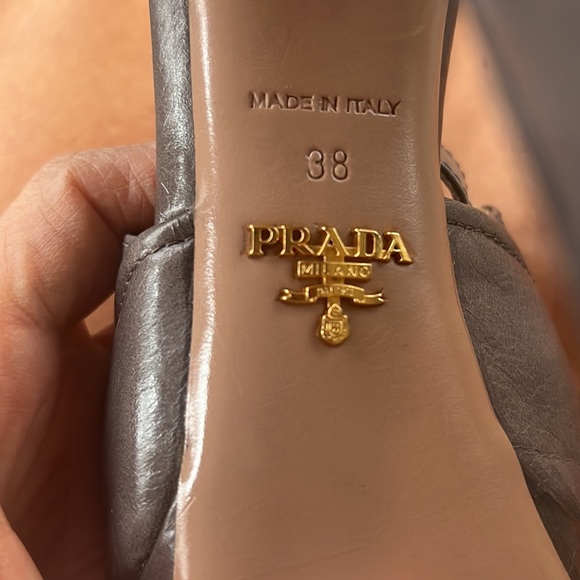 Prada shoes size 38, fits true to its size. Great shape and very flattering. - Picture 6 of 6